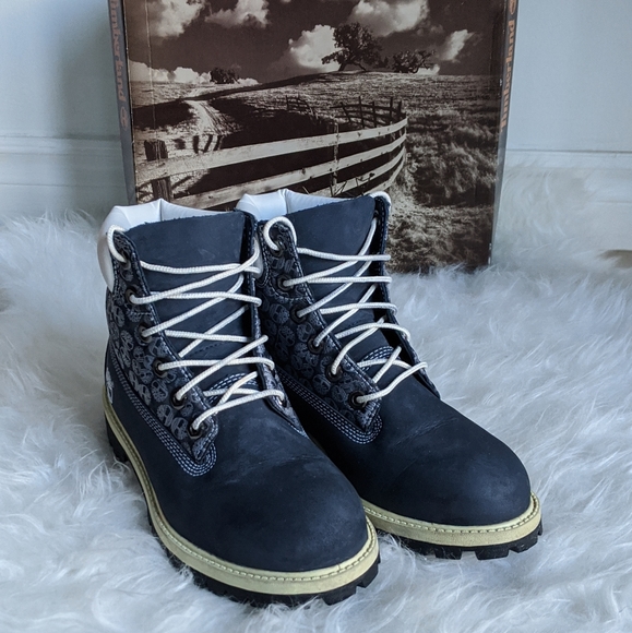 Timberland Navy and White Nubuck 6' Boots - Picture 2 of 15